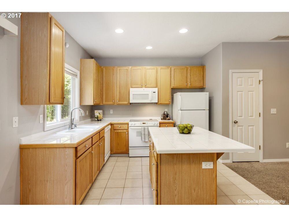 Kitchen with large counter top , appliances and dedicated pantry - 7414 NE Shaleen St