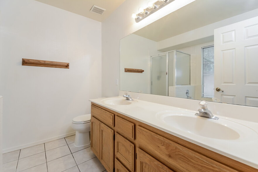Building Photo - 9491 E Caldwell Dr