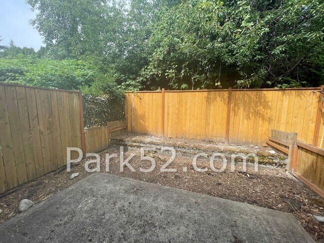 Building Photo - 2 Bedroom University Place Townhome