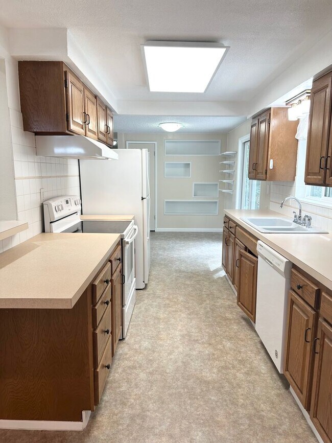 Building Photo - Spacious Home In Peaceful Setting!