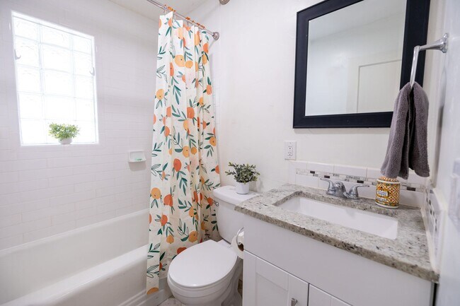Building Photo - Don't miss your chance on this Marana gem!...