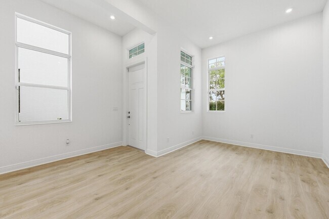 Building Photo - 140 SE Via Tirso