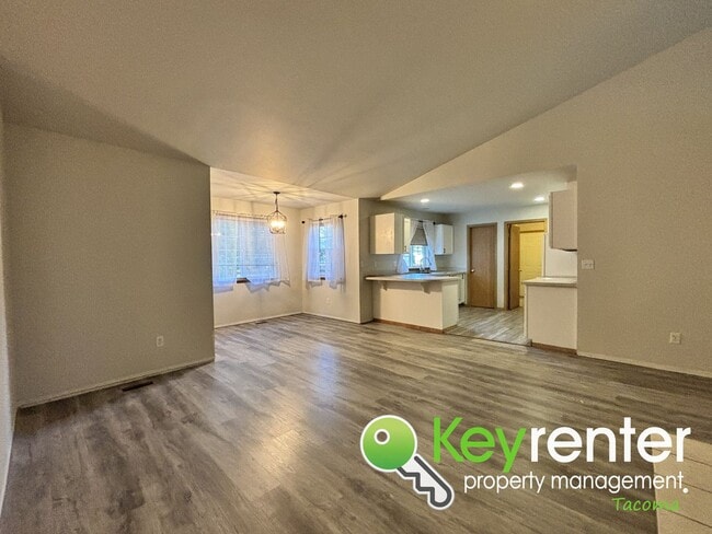 Building Photo - Beautiful 3 Bedroom Tacoma Craftsman Renta...