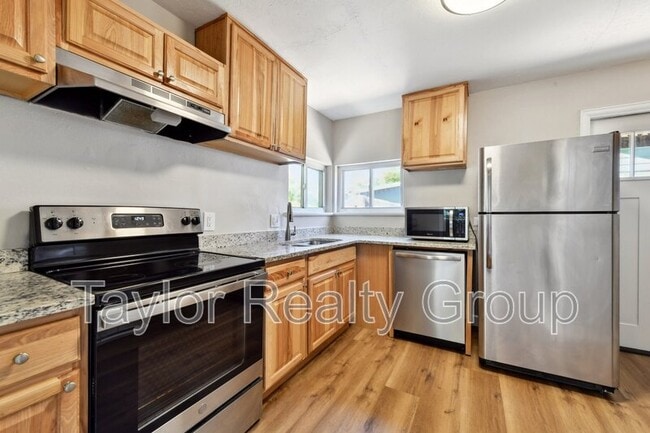 Building Photo - 1252 Xanthia St