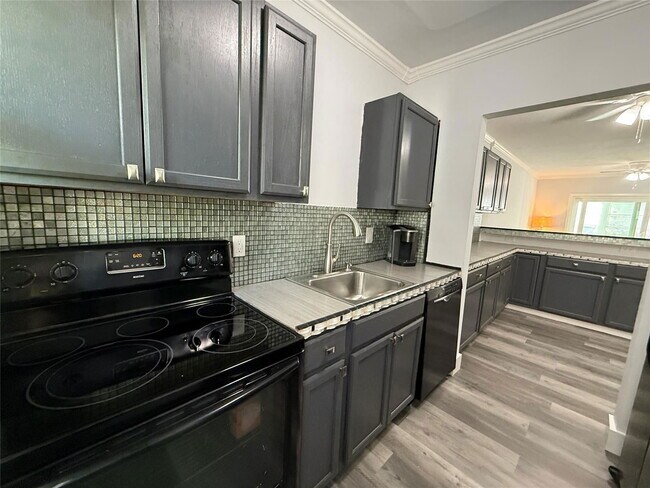 Building Photo - 2121 NE 42nd Ct