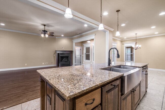 Building Photo - Beautiful Luxury Home!
