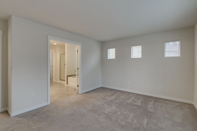 Building Photo - Bright and spacious 3 bed home in nice Lynnwood location!