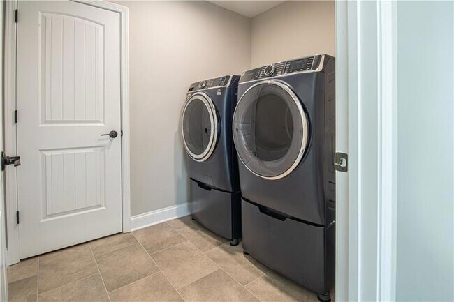 Building Photo - 7950 Welch Mill