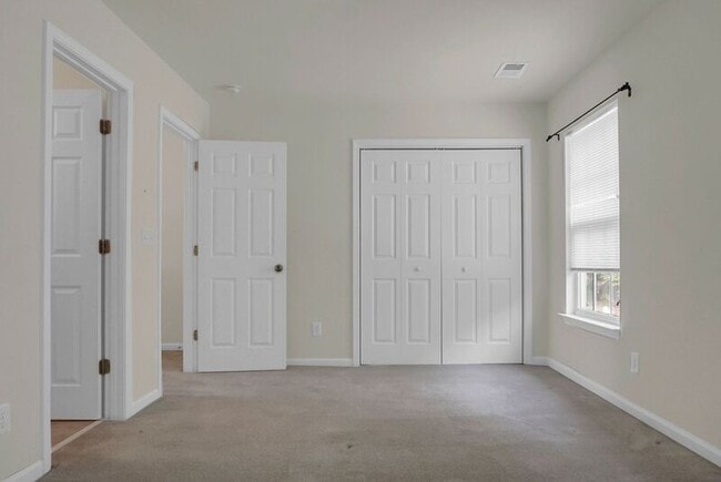 Building Photo - 215 Hemingway Cir