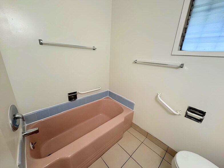 Building Photo - 6125 Cashio St