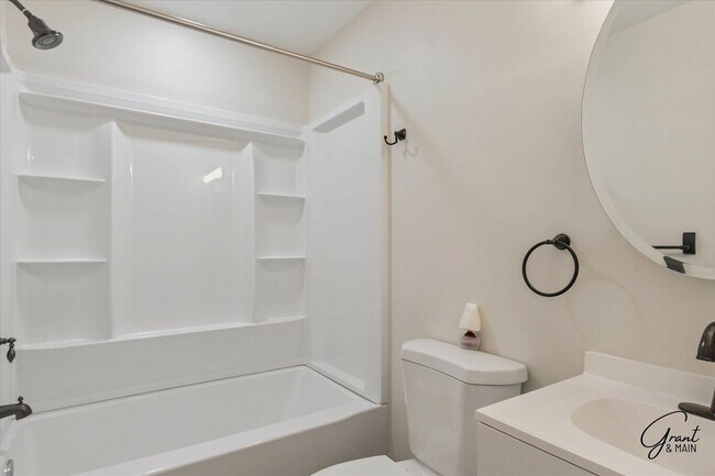 Building Photo - $1995 3 bedroom ranch Shelby TWP