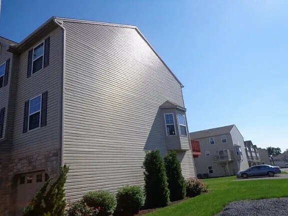 Building Photo - 421 Maywood Ct