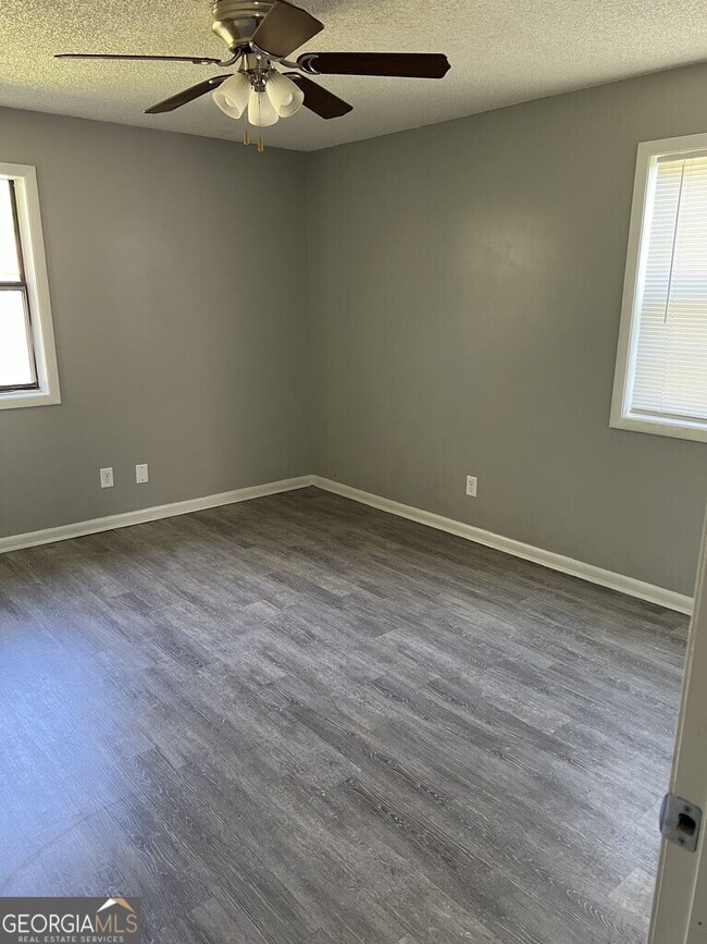 Building Photo - 10 Crestwood Cir