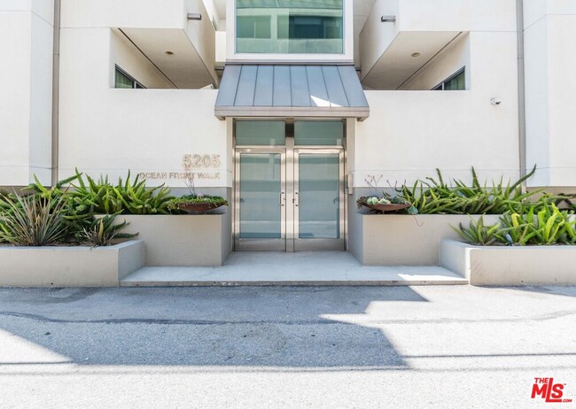 Building Photo - 5205 Ocean Front Walk