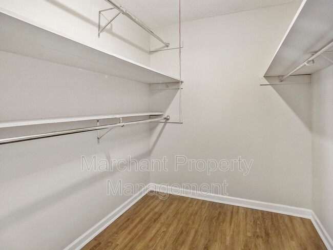 Building Photo - 106 E Bay Ct