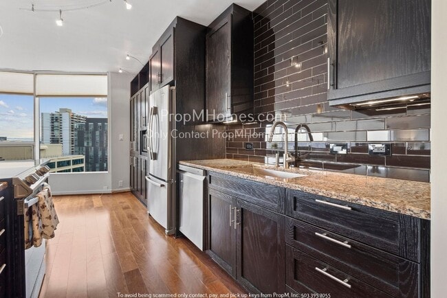 Building Photo - Luxurious Two Bedroom High-Rise Living at the Portland Plaza!
