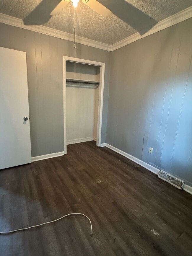Building Photo - Charming Ranch Central Charleston
