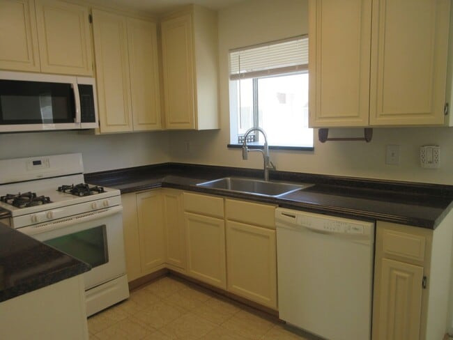 Building Photo - Wonderful townhouse on Glenoaks!