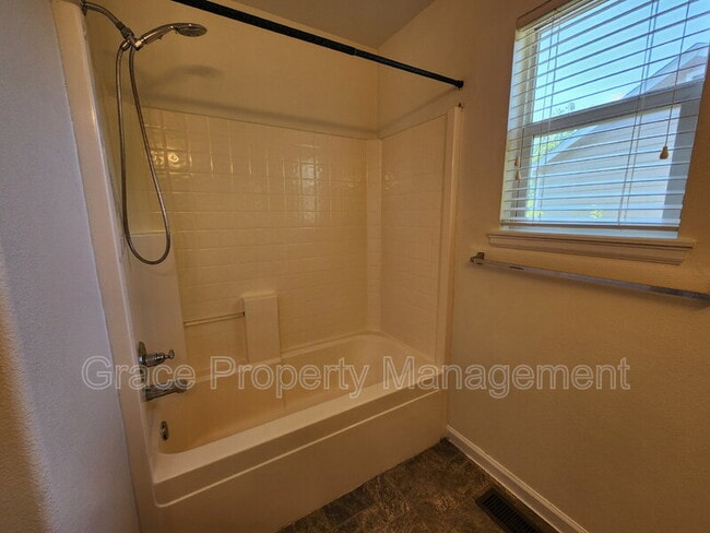 Building Photo - 553 Arbor Dr