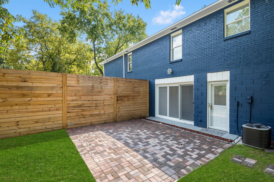 Building Photo - 2112 Sanborn Dr