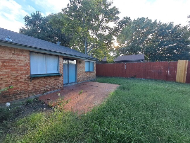 Building Photo - Amazing 3/2 with Garage Conversion Ready For Move In