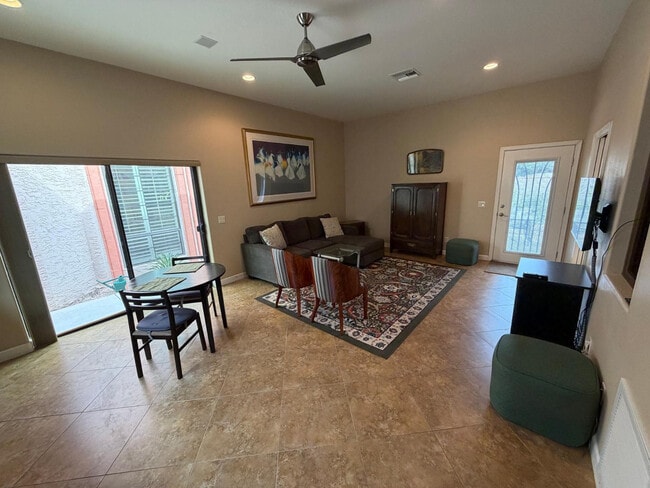 Building Photo - 4132 E Grandview Cir