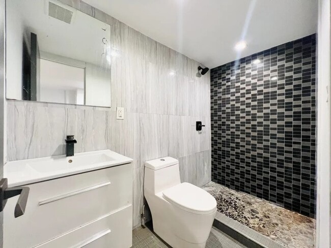 Building Photo - Furnished room/NOT APARTMENT