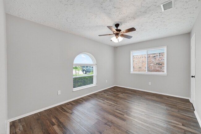 Building Photo - 15806 Pfeiffer Dr