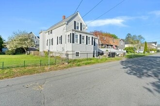 Building Photo - Sunny & Bright Updated 2 BA / 1 Ba Home in Dartmouth
