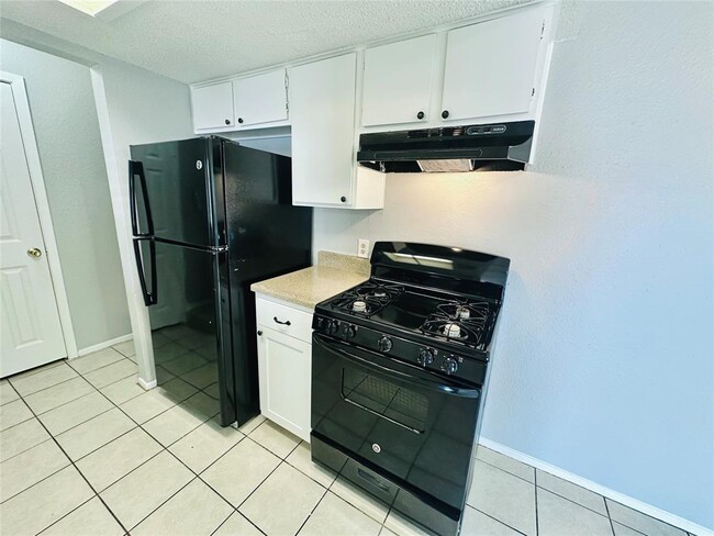 Building Photo - 5305 Woodland Oaks Ct