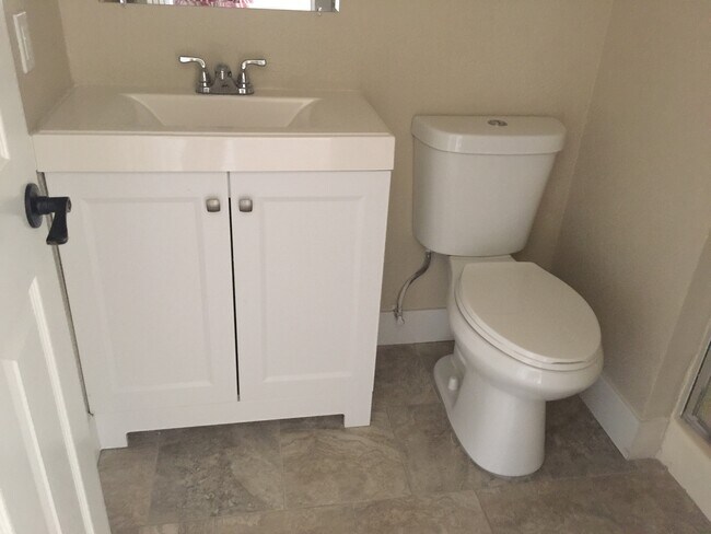 Building Photo - 4Bd/2ba House - Riverside Home
