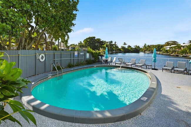 Building Photo - 801 NE 18th Ct