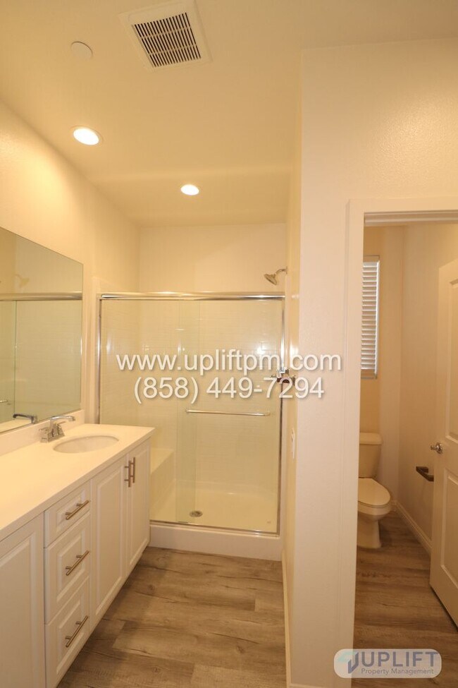 Building Photo - 3 Bedroom, 3.5 bathroom Three story Luxury...