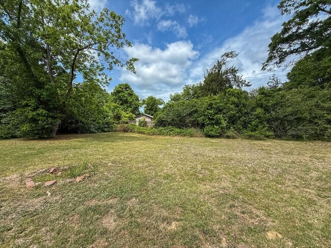 Building Photo - 2 Bedroom 1 Bath Home w/ Large Backyard fo...
