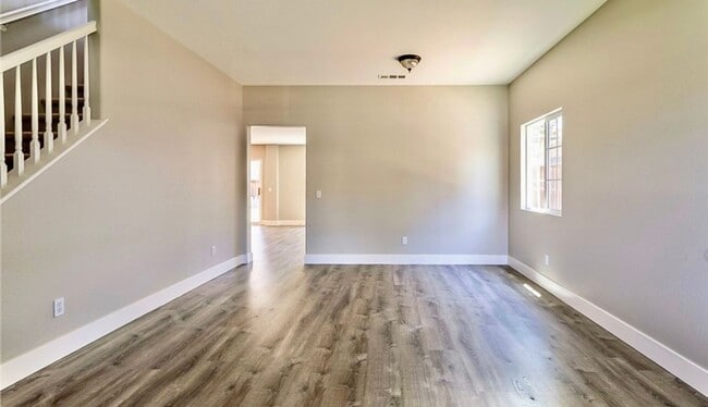 Building Photo - Beautiful 3 Bedroom Mapleton Home on a Residential Cul-De-Sac Street!