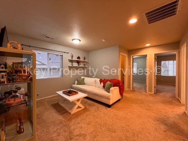 Building Photo - Stunning Hazel Dell Two-Story with High End Appliances