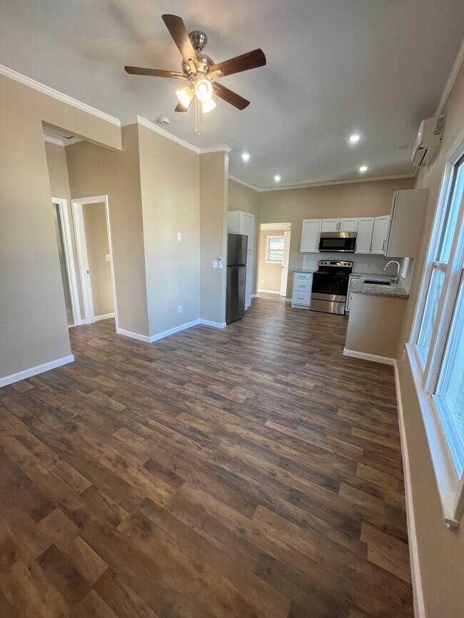 Building Photo - 21 W 6th St