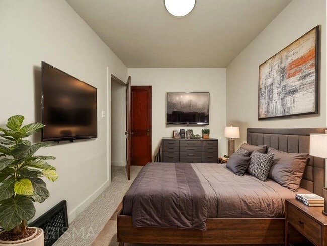 Building Photo - Charming 3 BD Home Across from Emerson Park – Move-In Ready!