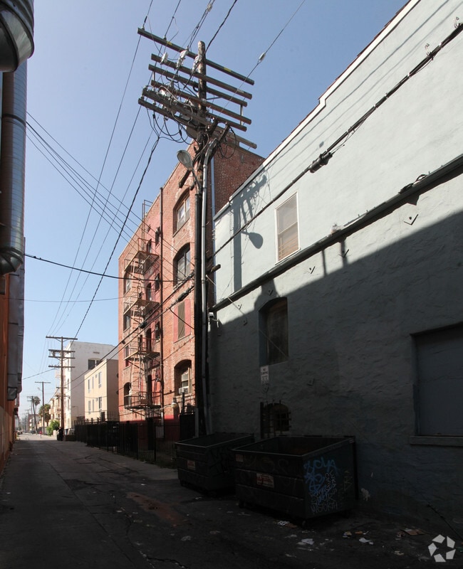 Building Photo - 304 S Manhattan Pl