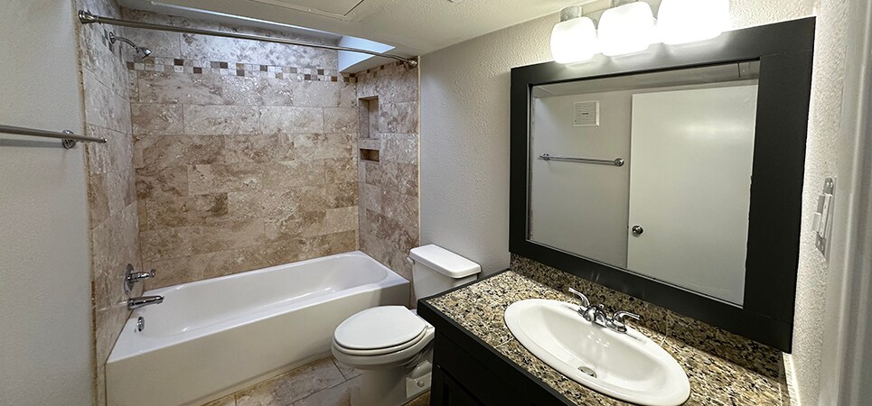 Guest bathroom right next door - and it has a skylight too! - 8710 Park Ln