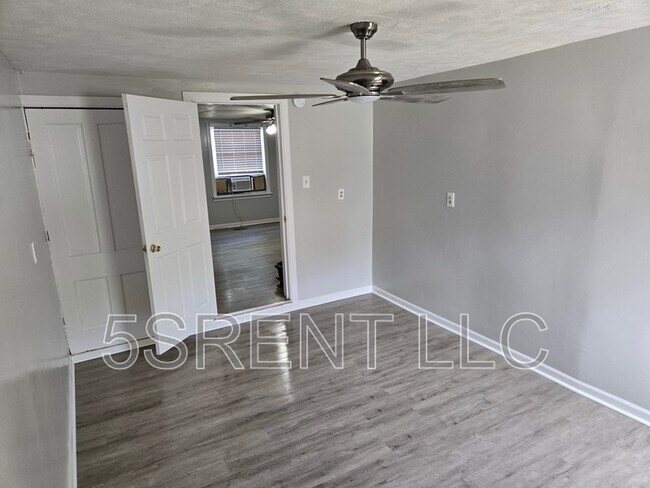Building Photo - 236 S Mary Ellen St