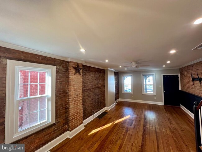 Building Photo - 540 S Adams St