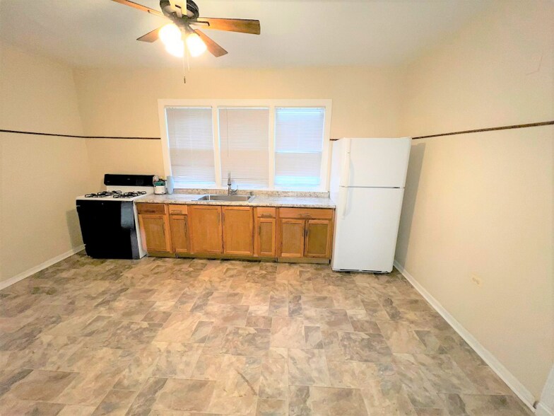 Building Photo - 321 W 105th St