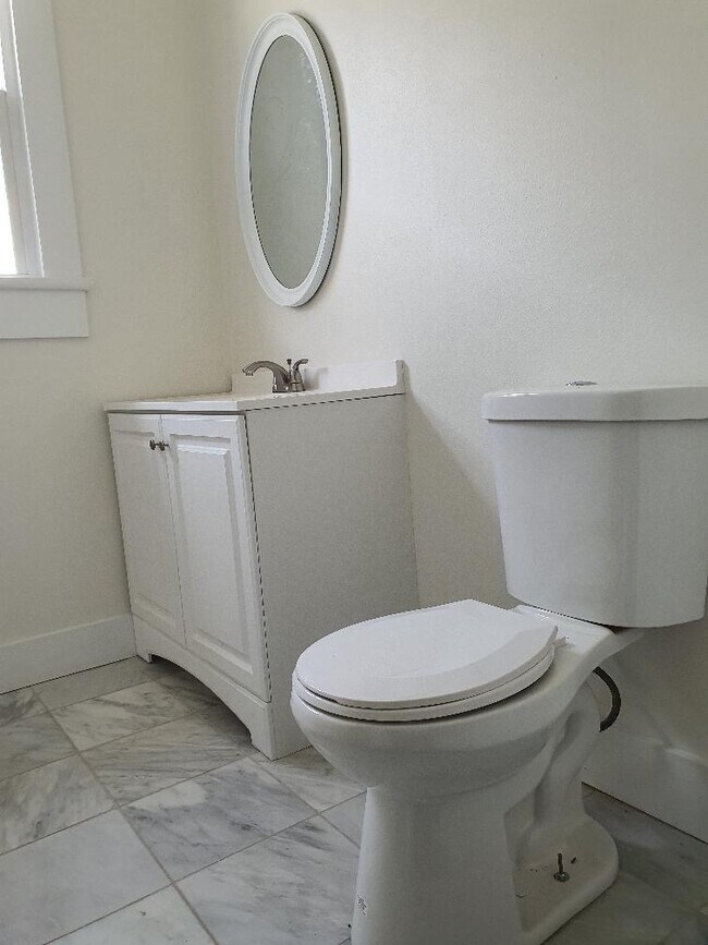 Hall bathroom - 4203 D Hemecourt St