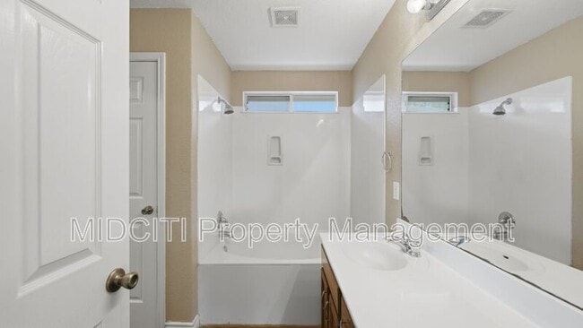 Building Photo - 2432 Medina Dr