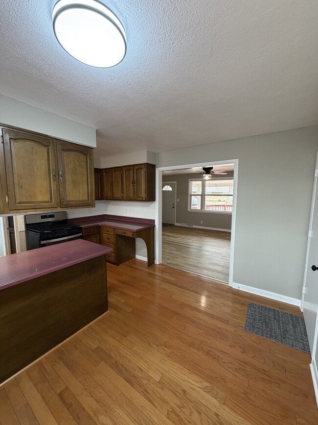 Building Photo - 2213 Roland Dr