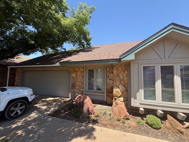 Building Photo - Available July 1st! 3/2/2 in Preston Smith