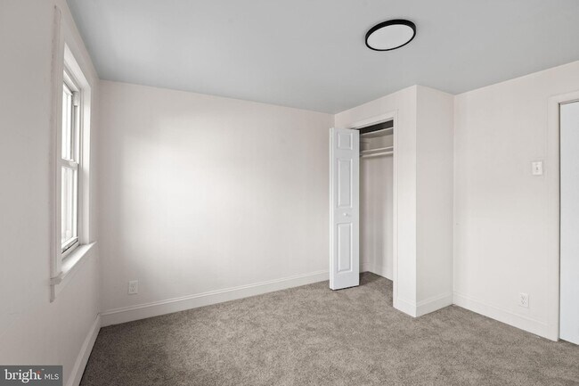 Building Photo - 322 S Poppleton St