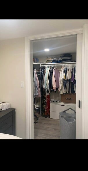 Bedroom walk-in closet - 33 Bridge St
