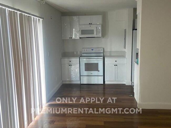 Building Photo - Large One Bedroom One Bath First level Condo Flexible qualifications.